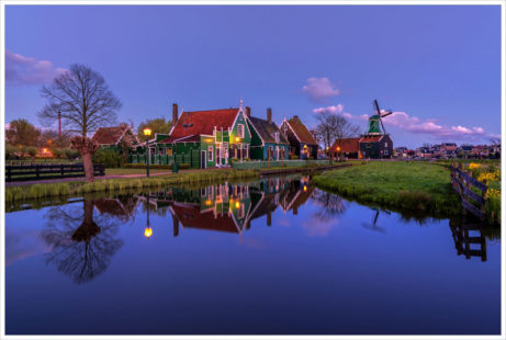 Historické domky u vodního kanálu v Zaanse Schans - fotografický workshop Rozkvetlé jarní Holandsko