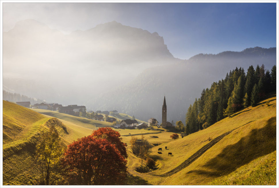 Malebné údolí s kostelíkem - fotografický workshop Čarovné podzimní Dolomity
