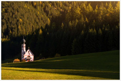 Kostelík ve Val di Funes - fotografický workshop Čarovné podzimní Dolomity