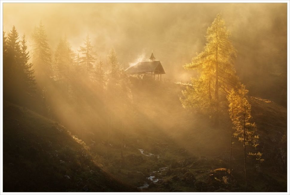 Mlhavé ráno u alpského kostelíku - fotografický workshop Jezera a vodopády Rakouska