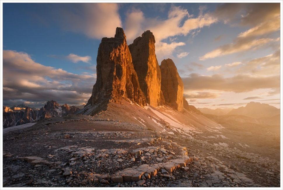 Pohled na monumeltání skalní skupinu Tre Cime di Lavaredo při západu slunce - fotografický workshop Rozkvetlé letní Dolomity
