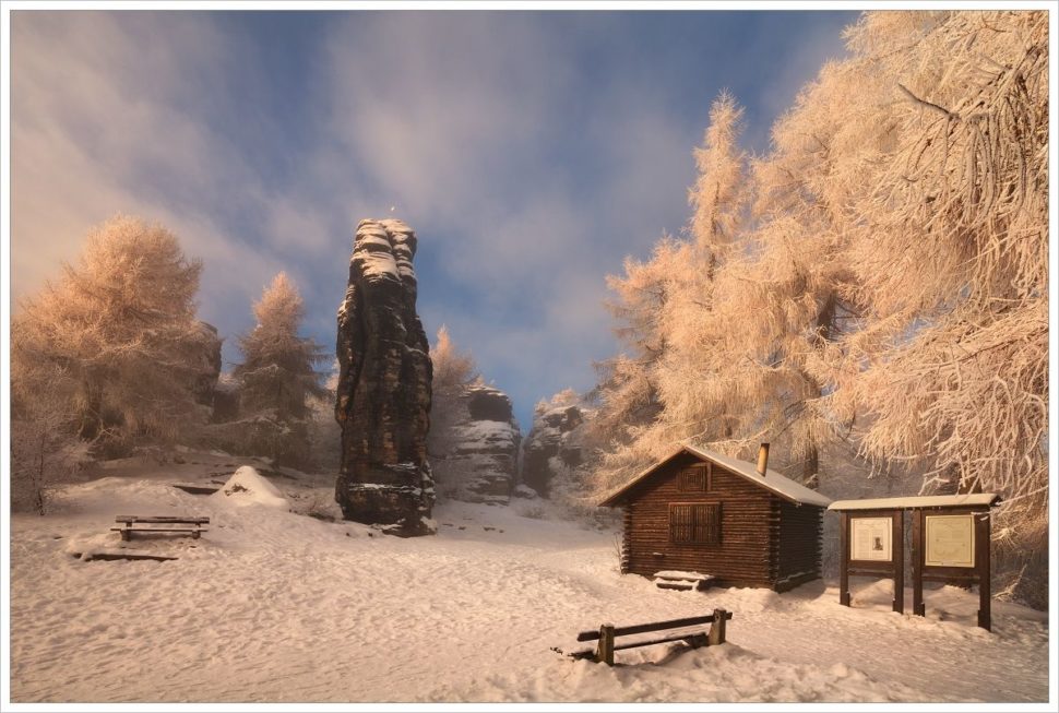 Zimní mrazivá atmosféra u vstupu do Tiských stěn - fotografický workshop Labské pískovce a Krušné hory