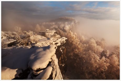 Zimní inverzní podvečer na hlavní vyhlídce v Tiských stěnách - fotografický workshop Labské pískovce a Krušné hory