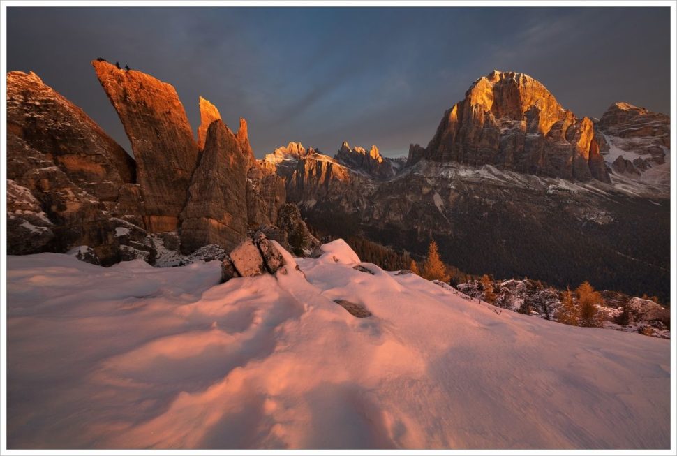 Dolomity-pohled na vrchol Tofana di Rozes při východu slunce se sněhem v popředí