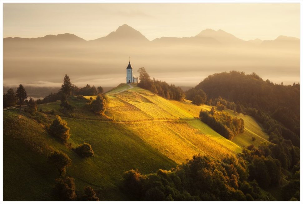 Kostel Jamnik se štíty Julských Alp - fotografický workshop Pohádkové podzimní Slovinsko