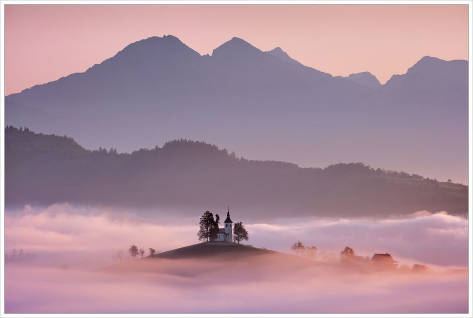 Mlhavé ráno u kostela Sveti Tomaž - fotografický workshop Pohádkové podzimní Slovinsko