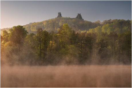 Jarní ráno u mlhavého rybníku v Českém ráji během víkendového fotografického workshopu Jarní Český ráj. V pozadí z ranní mlhy vystupuje zřízenina hradu Trosky.