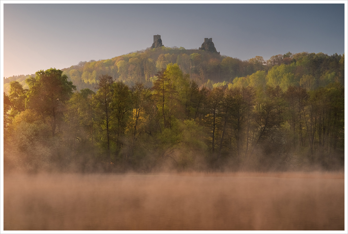 Jarní ráno u mlhavého rybníku v Českém ráji. V pozadí z mlhy vystupuje zřízenina hradu Trosky. Fotografický workshop Jarní Český ráj.