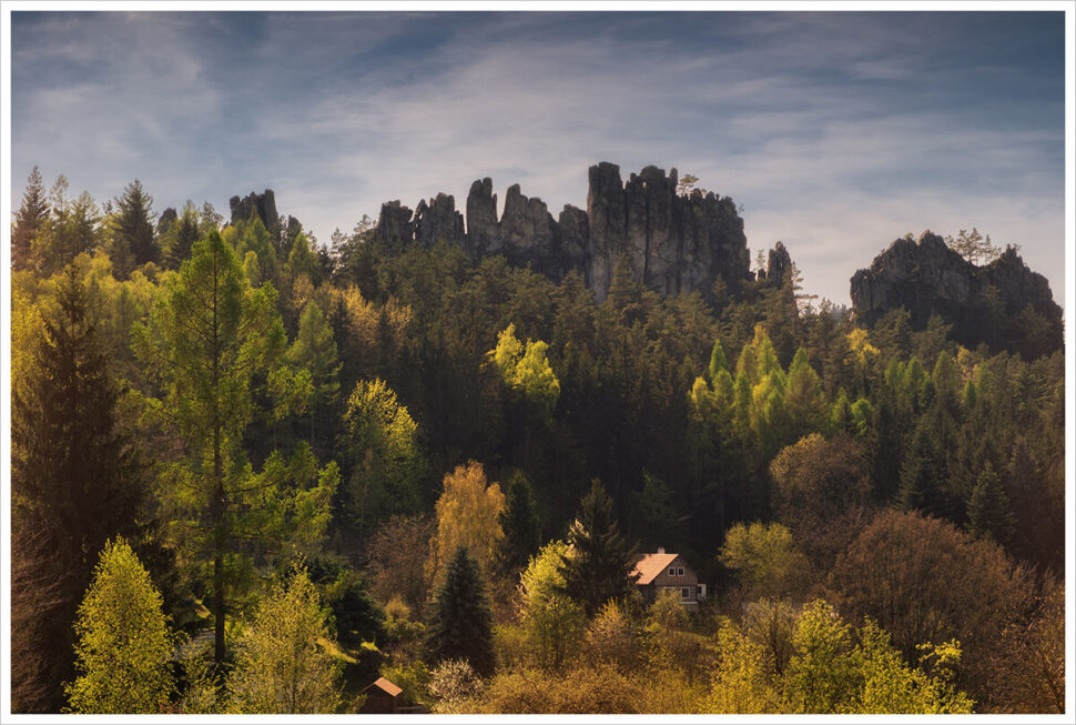 Monumentální skalní hřeben Suché skály v jarní krajině Českého ráje. Fotografický workshop Jarní Český ráj.