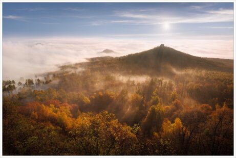 Výhled na Hrádek, který vystupuje z podzimní ranní mlhy. Oblast milešovské středohoří. Foto workshop podzimní České středohoří.