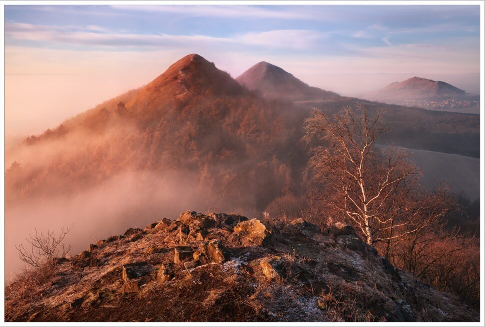 Fotka z mrazivého podzimního rána v lounské části Českého středohoří. Oblast Srdov, Brník, Raná. Fotografický workshop podzimní České středohoří.