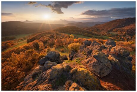 Výhled z Lysé Hory, nebo také Holého vrchu při západu slunce v srdci podzimního Českého středohoří. Fotografický workshop podzimní České středohoří.