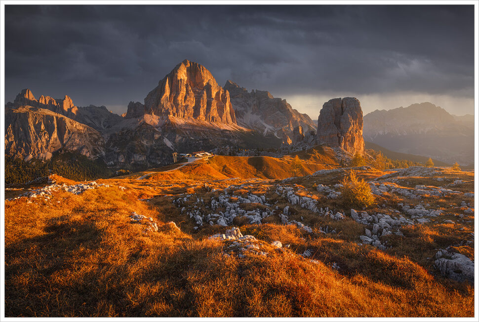 Podzimní ráno v italských Dolomitech. Výhled na ranním sluncem nasvícené Cinque Torri a Tofana di Rozes - Fotografický workshop Čarovné podzimní Dolomity