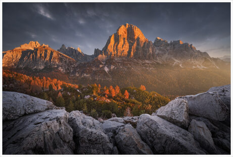 Ranním sluncem nasvícená Tofana di Rozes během podzimního východu slunce v italských Dolomitech - Fotografický workshop Čarovné podzimní Dolomity
