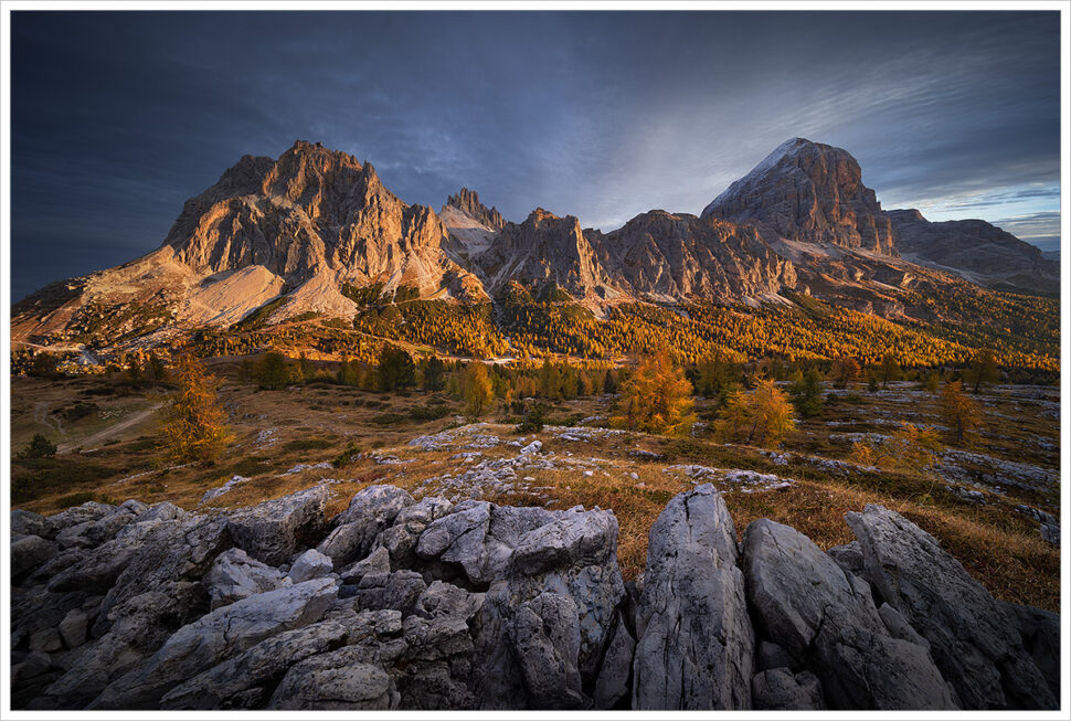 Ranním sluncem nasvícené horské údolí v oblasti průsmyku Passo Falzarego v Dolomitech. Výhled na Tofana di Rozes a Lagazuoi - Fotografický workshop Čarovné podzimní Dolomity