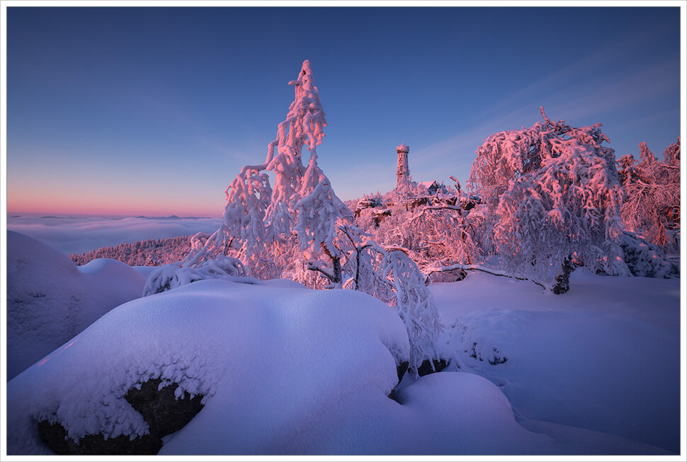 Zimní mrazivý východ slunce na stolové hoře Děčínský Sněžník v srdci Labských pískovců - Fotografický workshop Labské pískovce a Krušné hory