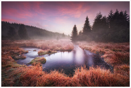 Meandr horského potoka v srdci Krušných hor během podzimního východu slunce - Fotografický workshop Okouzlující podzimní Krušné hory
