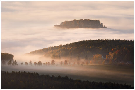 Podzimní krajina Saského Svýcarska při západu slunce. Z&nbsp;mlhy vystupuje pevnost Königstein - Fotografický workshop Podzimní Českosaské Švýcarsko