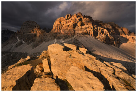 Dramatické mraky a&nbsp;večerním sluncem nasvícené horské štíty v&nbsp;oblasti Tre Cime di Lavaredo při západu slunce v&nbsp;Dolomitech - Fotografický workshop Rozkvetlé letní Dolomity