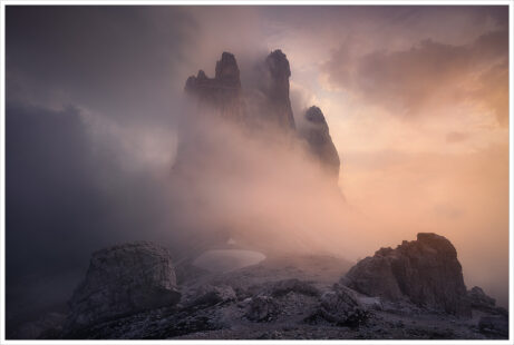 Tre Cime di Lavaredo při letním západu slunce. Známé skalní uskupení vykukuje z&nbsp;nízkých mraků - Fotografický workshop Rozkvetlé letní Dolomity