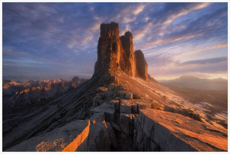 Tre Cime di Lavaredo během letního západu slunce. Skály v&nbsp;popředí i&nbsp;samotné Tre Cime jsou nasvíceny večerním sluncem - Fotografický workshop Rozkvetlé letní Dolomity