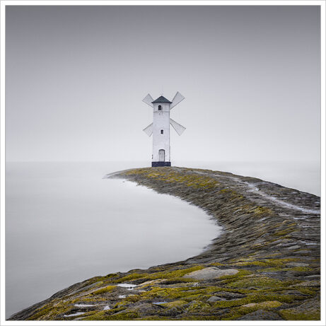 Barevná minimalistická fotografie majáku ve tvaru větrnného mlýna na baltském pobřeží na ostrově Usedom - Fotografický workshop Tajemné baltské pobřeží Usedom